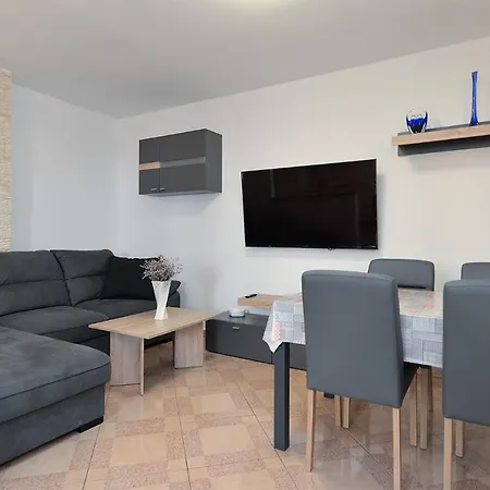 With Parking Space Valbandon, - 19663 Appartement *